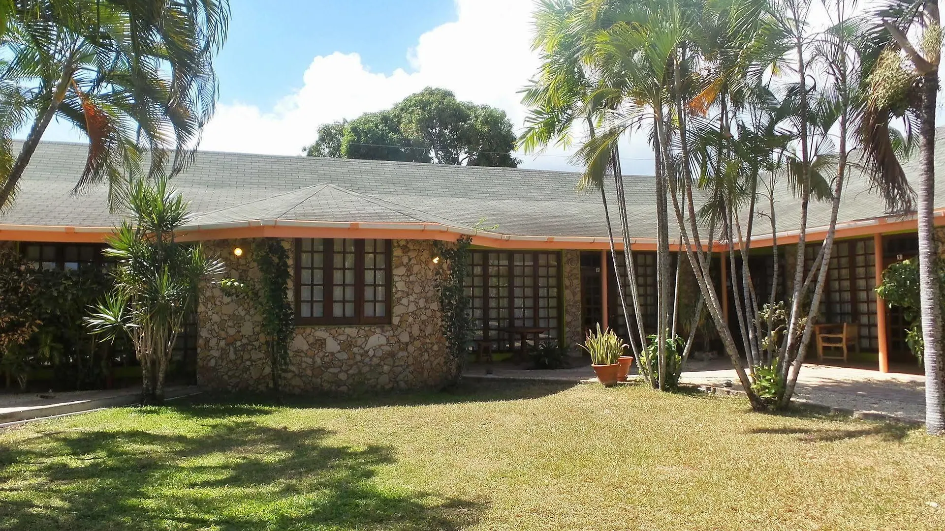 ** Hotel Shepherd Inn Crown Point Trinidad & Tobago